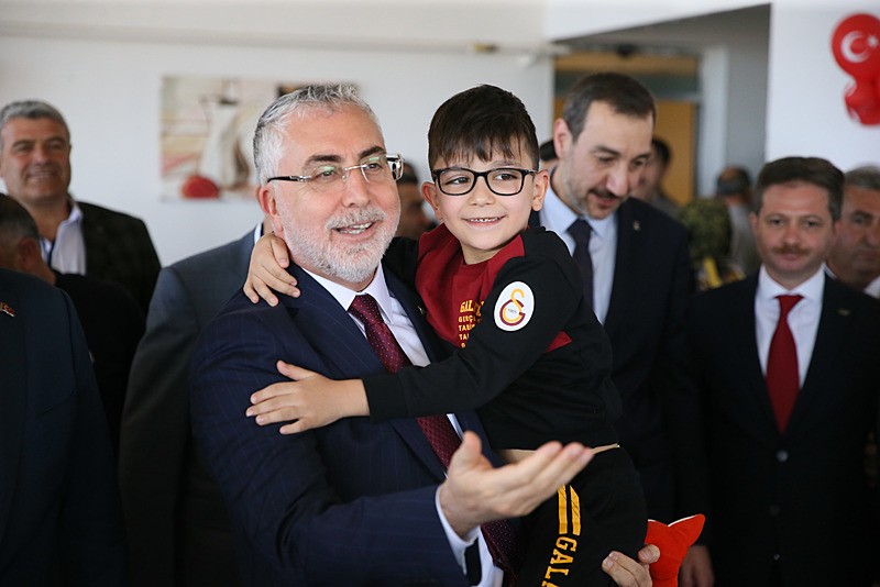 909 kanser ilacı geri ödeme listesine alındı! Çalışma ve Sosyal Güvenlik Bakanı Vedat Işıkhan duyurdu. (AA)