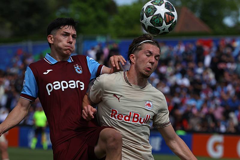 Trabzonspor U19'u İsviçre'de yüzlerce bordo mavili taraftar destekliyor (AA)