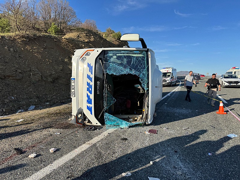Elazığ'da midibüsün devrildiği kazada 22 kişi yaralandı. (AA)