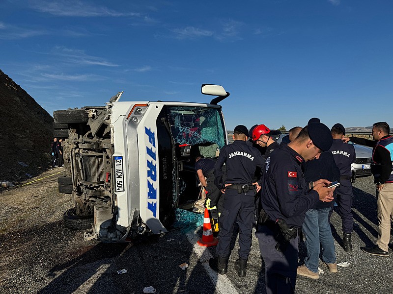 Elazığ'da midibüsün devrildiği kazada 22 kişi yaralandı. (AA)