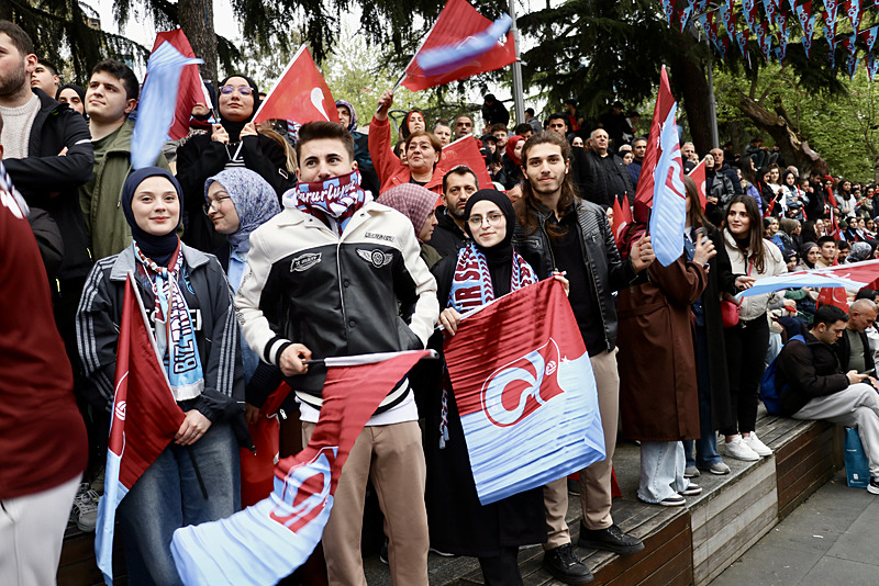 Trabzonsporlu taraftarlar Barcelona maçını büyük bir heyecanla takip etti (AA)