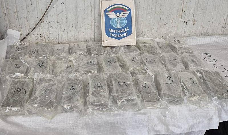Türkiye'ye sokmak istediği 7,52 kilogram esrarı otomobillin yakıt deposuna koyarak geçmeye çalışan 19 yaşındaki genç sınırda yakalandı. (İHA)