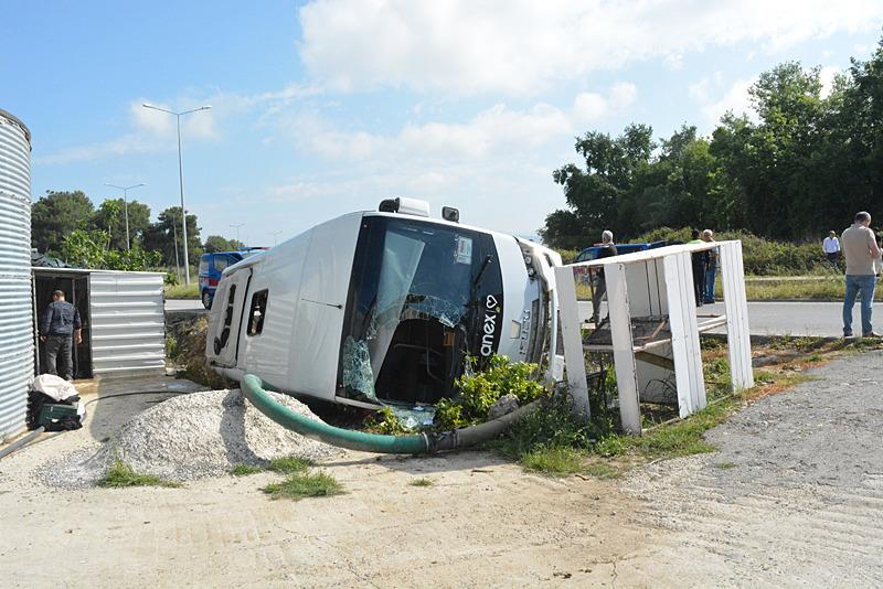 Antalya'da tur midibüsünün devrildiği kazada 18'i turist 19 kişi yaralandı (AA)
