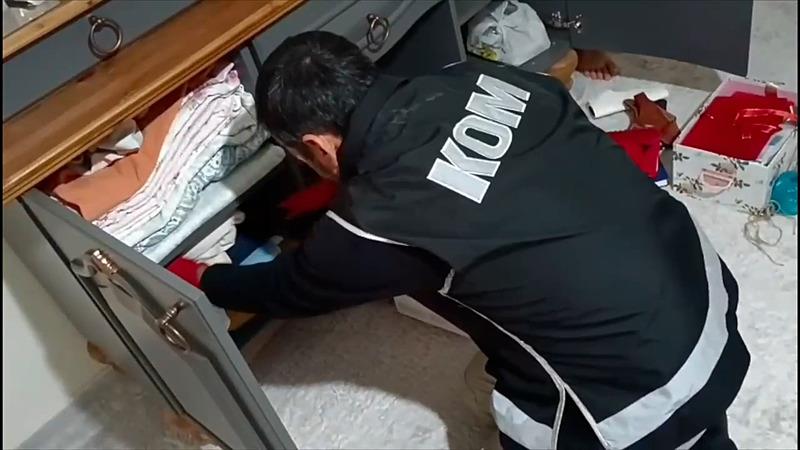 Borsa İstanbul'da manipülatif hareketler yaptıkları tespit edilen 15 şüpheli hakkında gözaltı kararı verildi. İstanbul, Ankara ve Şanlıurfa'da düzenlenen operasyonda 12 şüpheli yakalandı (DHA)