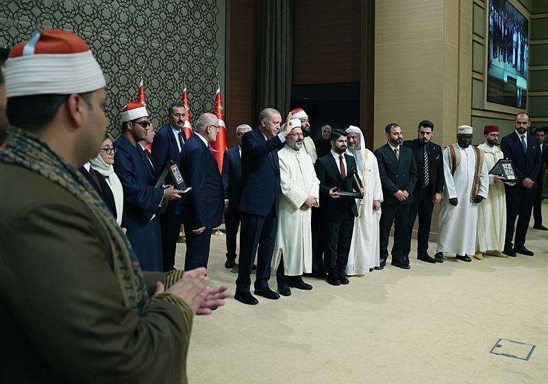 Başkan Erdoğan, Uluslararası Kur'an-ı Kerim'i Güzel Okuma Yarışması programına katıldı. Programda, Diyanet İşleri Başkanı Ali Erbaş da yer aldı. (AA)