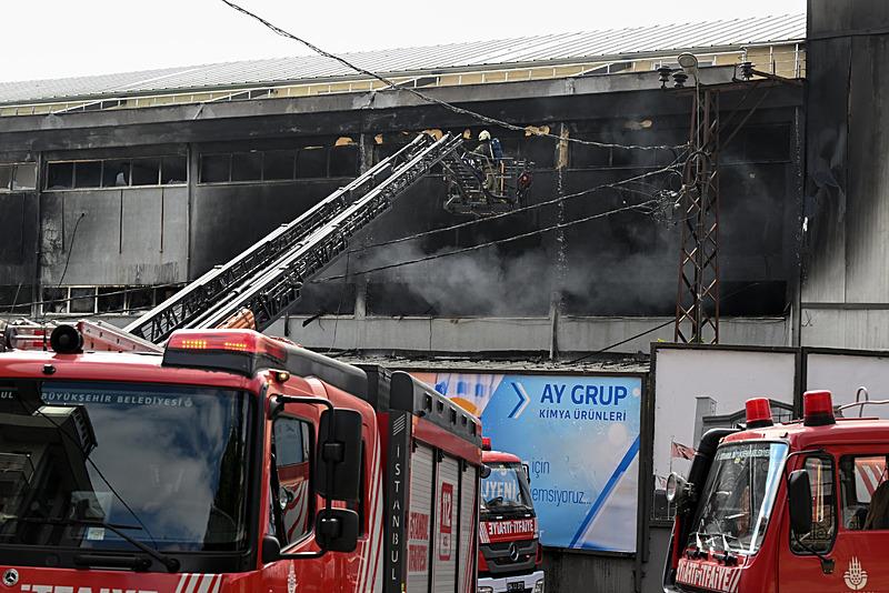 Sancaktepe'de iş yerinde yangın çıktı. (AA)