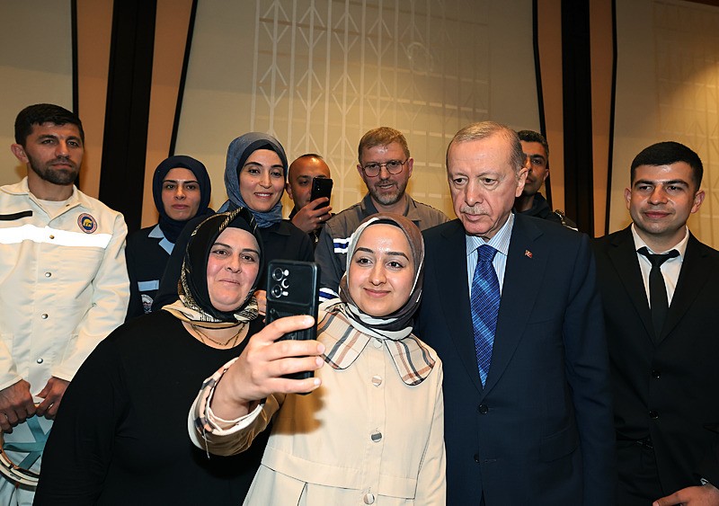 Başkan Erdoğan, 1 Mayıs Emek ve Dayanışma Günü dolayısıyla işçi, memur ve işveren temsilcilerini Cumhurbaşkanlığı Külliyesi'nde kabul etti (AA)