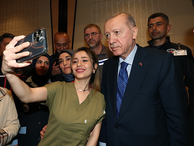 Başkan Erdoğan, 1 Mayıs Emek ve Dayanışma Günü dolayısıyla işçi, memur ve işveren temsilcilerini Cumhurbaşkanlığı Külliyesi'nde kabul etti (AA)