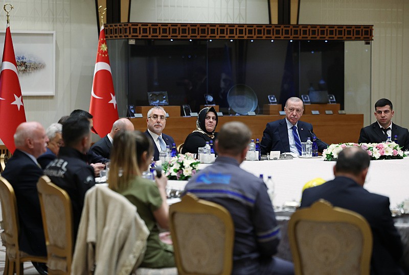 Başkan Erdoğan, 1 Mayıs Emek ve Dayanışma Günü dolayısıyla işçi, memur ve işveren temsilcilerini Cumhurbaşkanlığı Külliyesi'nde kabul etti (AA)