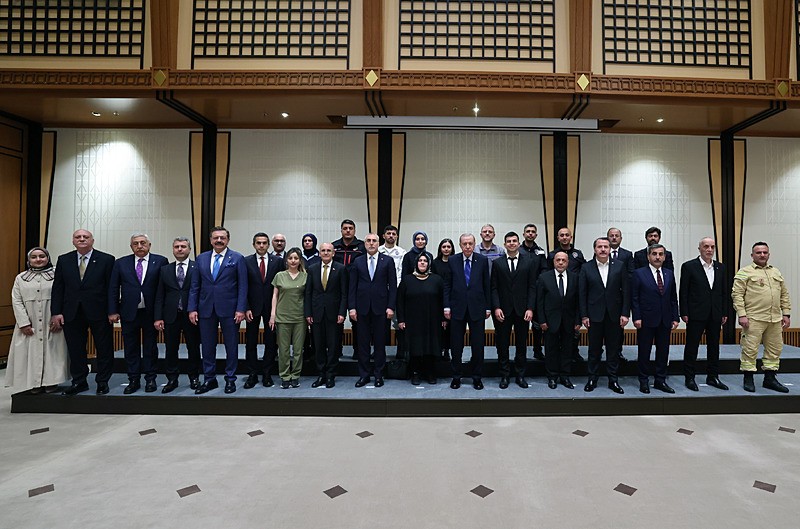 Başkan Erdoğan, 1 Mayıs Emek ve Dayanışma Günü dolayısıyla işçi, memur ve işveren temsilcilerini Cumhurbaşkanlığı Külliyesi'nde kabul etti (AA)