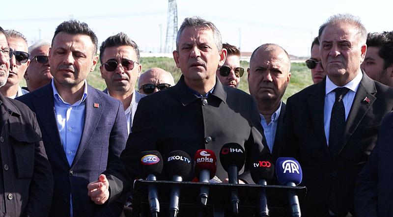 CHP Genel Başkanı Özgür Özel, yolsuzluk soruşturması kapsamında tutuklanmasının ardından İstanbul Büyükşehir Belediye Başkanlığı (İBB) görevinden uzaklaştırılan Ekrem İmamoğlu'nu Silivri'deki Marmara Kapalı Ceza İnfaz Kurumu'nda ziyaret etti. Özel, ziyaretin ardından basın mensuplarına açıklamalarda bulundu. (27 Nisan, AA)