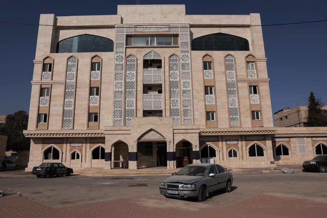 Eski Suriye Devlet Başkanı Beşşar Esad döneminde İranlıların sıkça ziyaret ettiği bir otelin dışında, Fotoğraf Reuters'tan alınmıştır