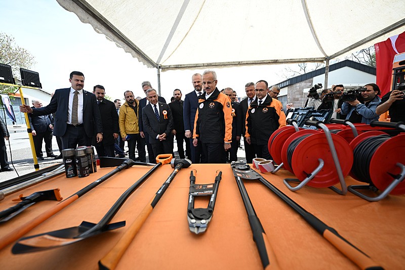 Ulaştırma Bakanı Uraloğlu, ʺKarakurtʺ Tanıtım ve Araç Dağıtım Töreni'ne katıldı (AA)