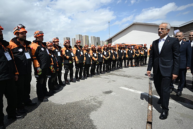 Ulaştırma Bakanı Uraloğlu, ʺKarakurtʺ Tanıtım ve Araç Dağıtım Töreni'ne katıldı (AA)