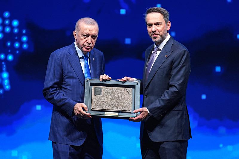 . Enerji ve Tabii Kaynaklar Bakanı Alparslan Bayraktar, Başkan Erdoğan'a hediye takdim etti (Fotoğraf: AA)