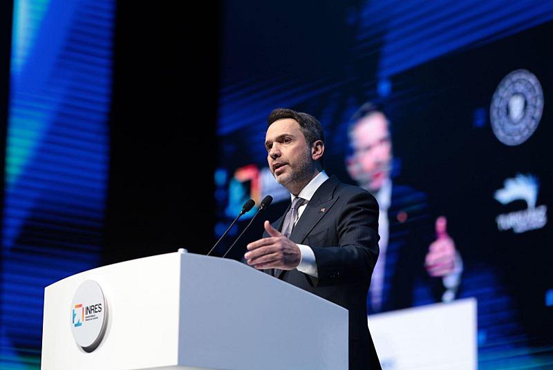 Enerji ve Tabii Kaynaklar Bakanı Alparslan Bayraktar, Turkuvaz Medya Grubunun Enerji ve Tabii Kaynaklar Bakanlığı himayesinde düzenlediği İstanbul Doğal Kaynaklar Zirvesi'nin ana oturumunda konuştu. (AA)