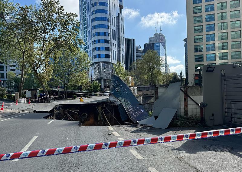 İstanbul Sarıyer'de yol çöktü. (DHA)