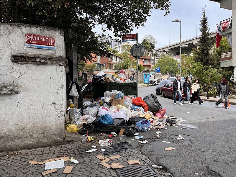 Beşiktaş'ta toplanmayan çöpler vatandaşları ve esnafı rahatsız ediyor (Fotoğraf: AA)