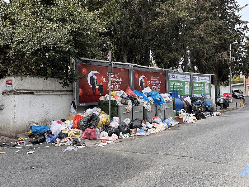 Beşiktaş'ta toplanmayan çöpler vatandaşları ve esnafı rahatsız ediyor (Fotoğraf: AA)