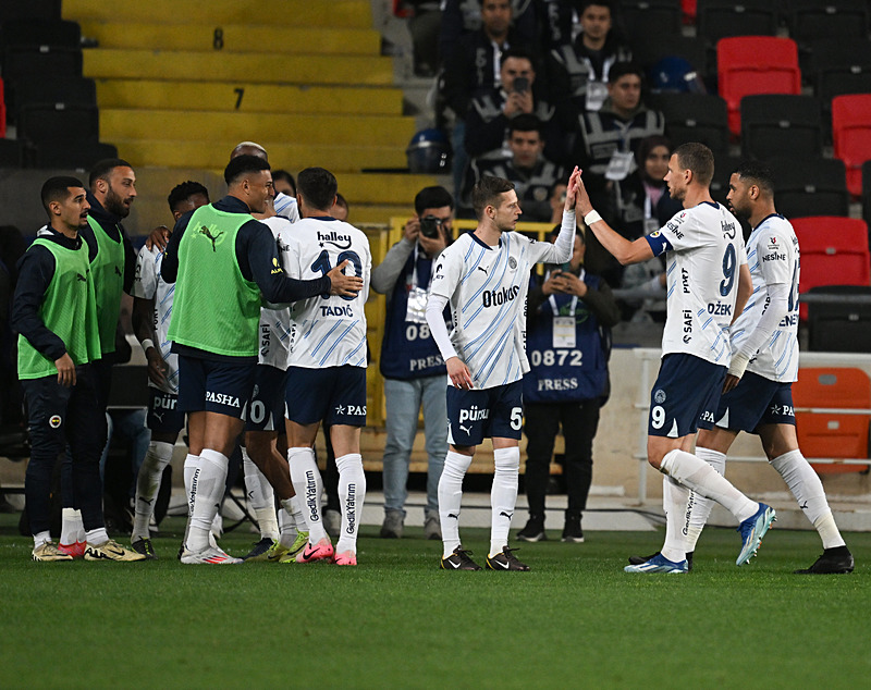 Fenerbahçe Beşiktaş'ı yenerek 3 puanı hanesine yazdırmak amacında (AA)