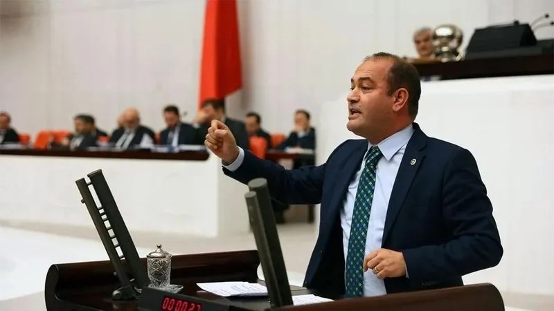 Acte d'accusation contre 9 membres du CHP, dont Veli Ağbaba, Turan Taşkın Özer et Özgür Karabat (sur la photo) (Takvim.com.tr)