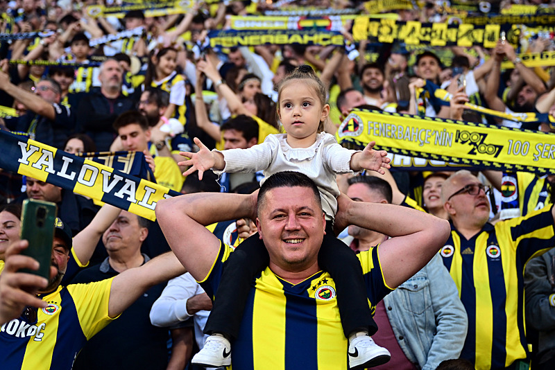 Fenerbahçe taraftarları Kadıköy'ü doldurdu (AA)