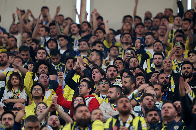 Fenerbahçeli taraftarlar, yönetime tepki gösterdi (DHA)