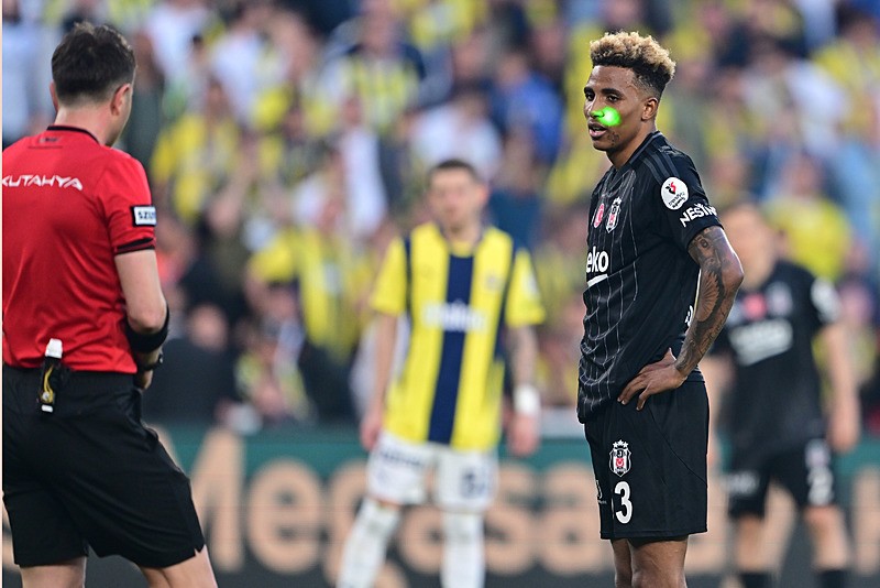 Trendyol Süper Lig'in 34. haftasında Fenerbahçe ile Beşiktaş takımları Ülker Stadı'nda karşılaştı. Beşiktaşlı oyuncusu Gedson Fernandes, penaltı kullanacağı sırada tribünlerden yüzüne lazer tutuldu. (AA)