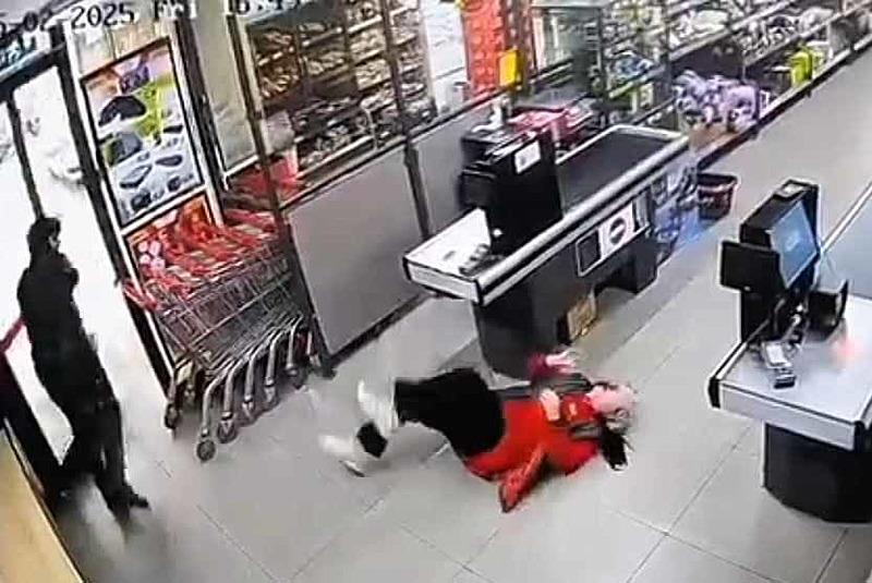 Bayrampaşa'da market çalışanını darbeden şüpheli yakalandı. (DHA)