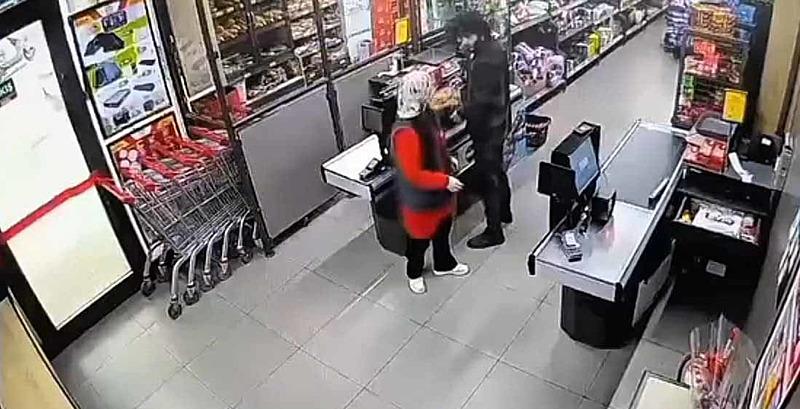 Bayrampaşa'da market çalışanını darbeden şüpheli yakalandı. (DHA)