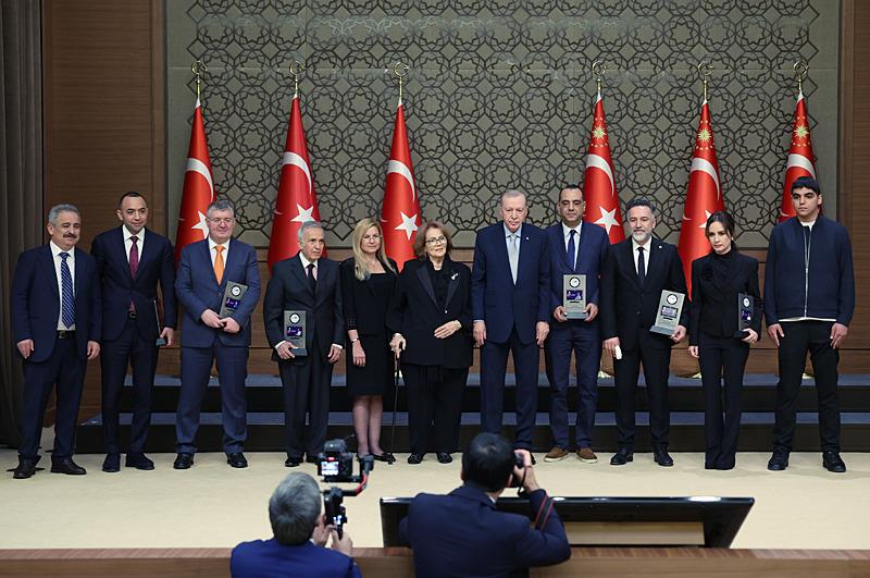 Başkan Recep Tayyip Erdoğan, Cumhurbaşkanlığı Külliyesi'nde 10. Anadolu Medya Ödülleri programına katıldı. (AA)