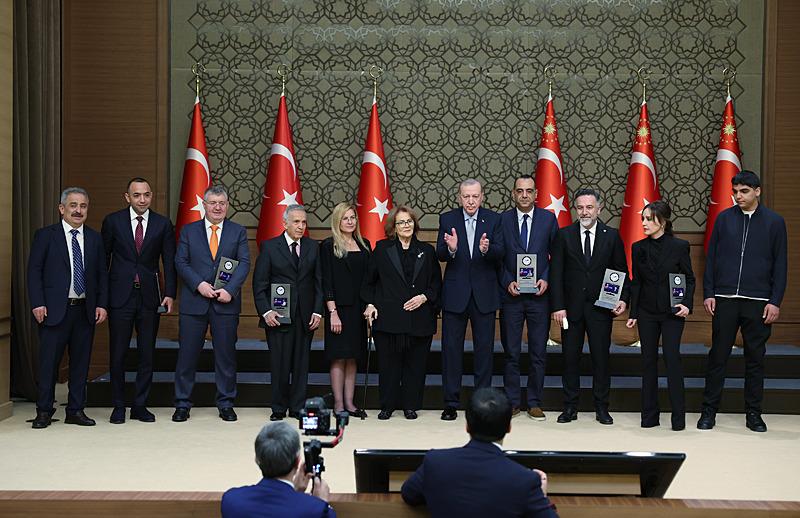Başkan Recep Tayyip Erdoğan, Cumhurbaşkanlığı Külliyesi'nde 10. Anadolu Medya Ödülleri programına katıldı. (AA)