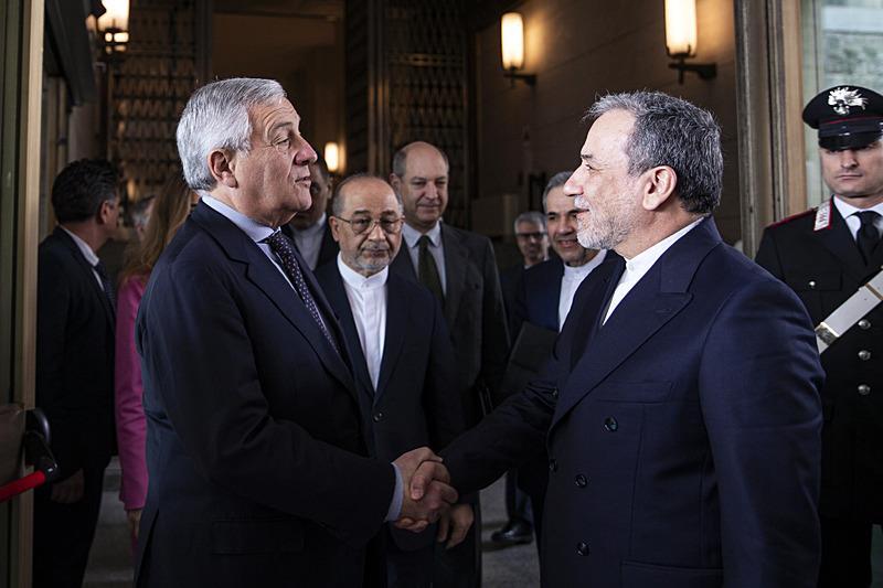 İtalya Başbakan Yardımcısı ve Dışişleri Bakanı Antonio Tajani (solda), İran Dışişleri Bakanı Abbas Erakçi'yi (sağda) 19 Nisan 2025 tarihinde İtalya'nın başkenti Roma'da karşılıyor, EPA