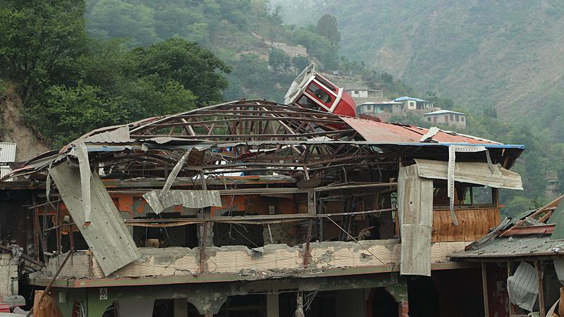 Hindistan ordusu, Pakistan ve ona bağlı Azad Keşmir'de yıkıma sebep oldu (AA)