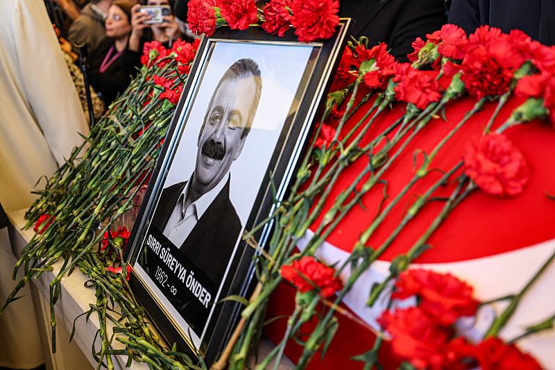 Sırrı Süreyya Önder, Barbaros Hayrettin Paşa Camii'nde kılınan cenaze namazının ardından Zincirlikuyu Mezarlığı'nda son yolculuğuna uğurlandı (AA, 4 Mayıs)