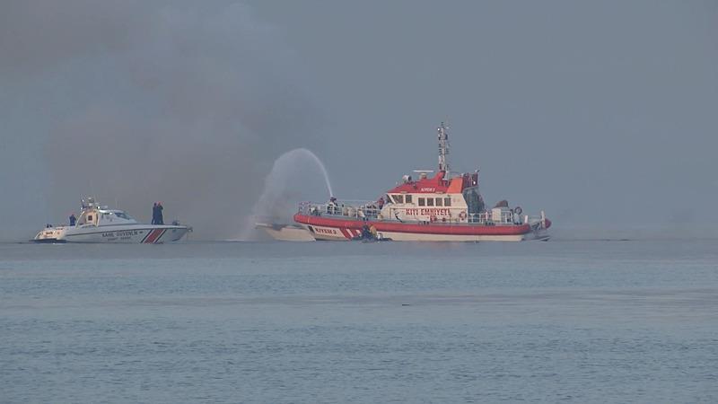 İstanbul Tuzla marinada 4 tekne alev alev yandı. (DHA)