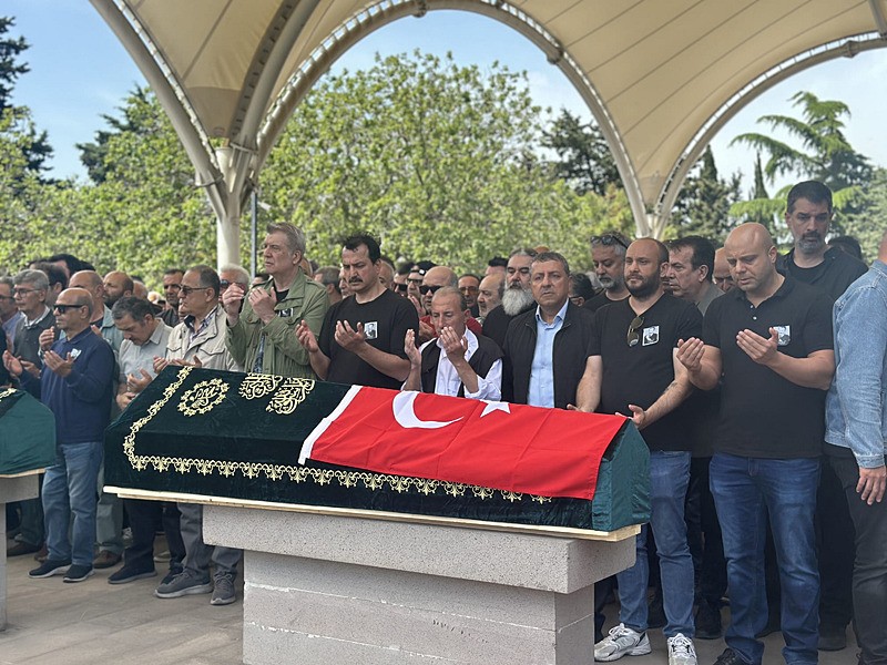 Adile Naşit'in yeğeni oyuncu Naşit Özcan son yolculuğuna uğurlandı. (AA)