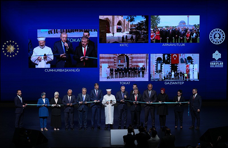 Başkan Erdoğan ve beraberindekiler, açılış kurdelesini kesti. (AA)
