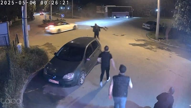 Drift yapan sürücünün otomobiline tabure fırlattı (DHA)