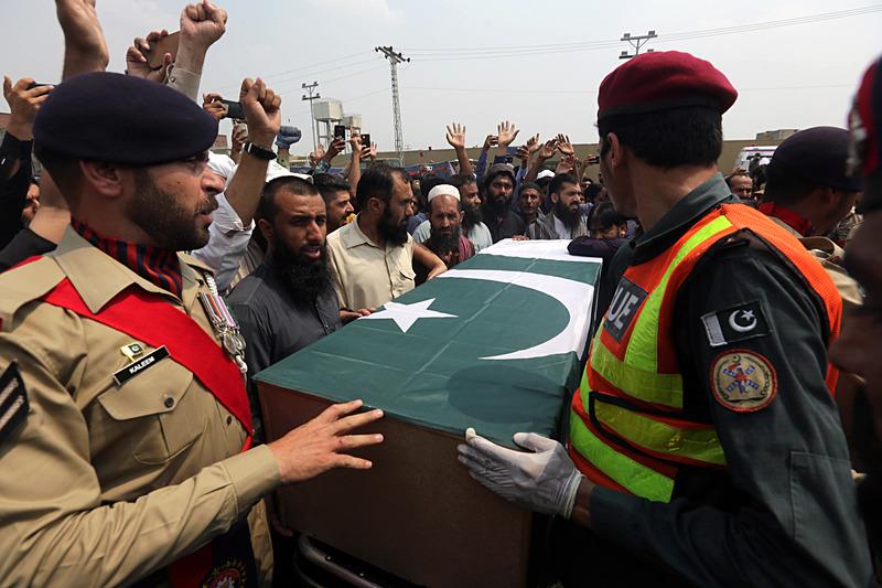 Hindistan'ın saldırılarının ardından Pakistan'da cenaze namazı, EPA