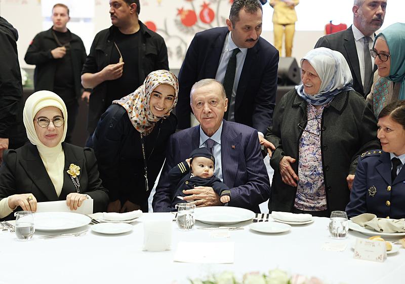 Başkan Erdoğan, ʺAnneyle Güçlü Aile, Aileyle Güçlü Türkiye Programıʺna katıldı (AA)