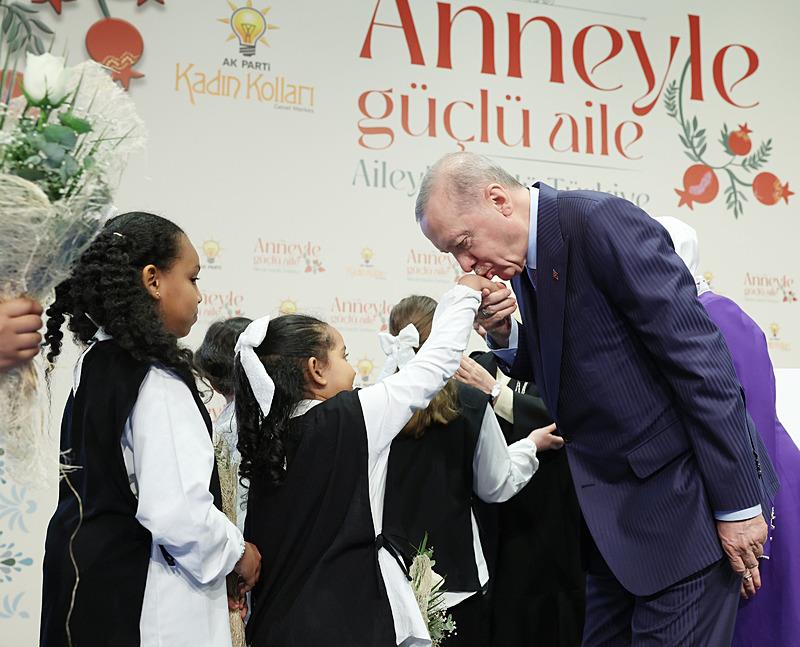 Başkan Erdoğan, ʺAnneyle Güçlü Aile, Aileyle Güçlü Türkiye Programıʺnda çocuklarla sohbet etti (AA)