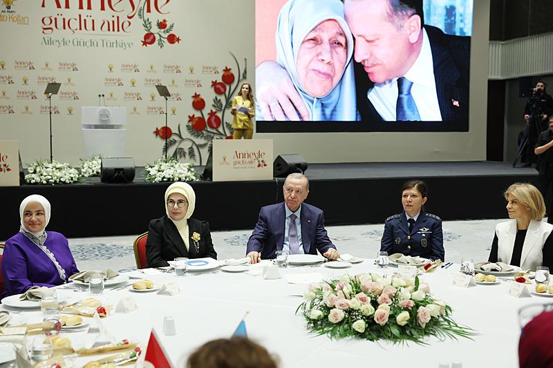 Başkan Erdoğan, ʺAnneyle Güçlü Aile, Aileyle Güçlü Türkiye Programıʺna katıldı (AA)