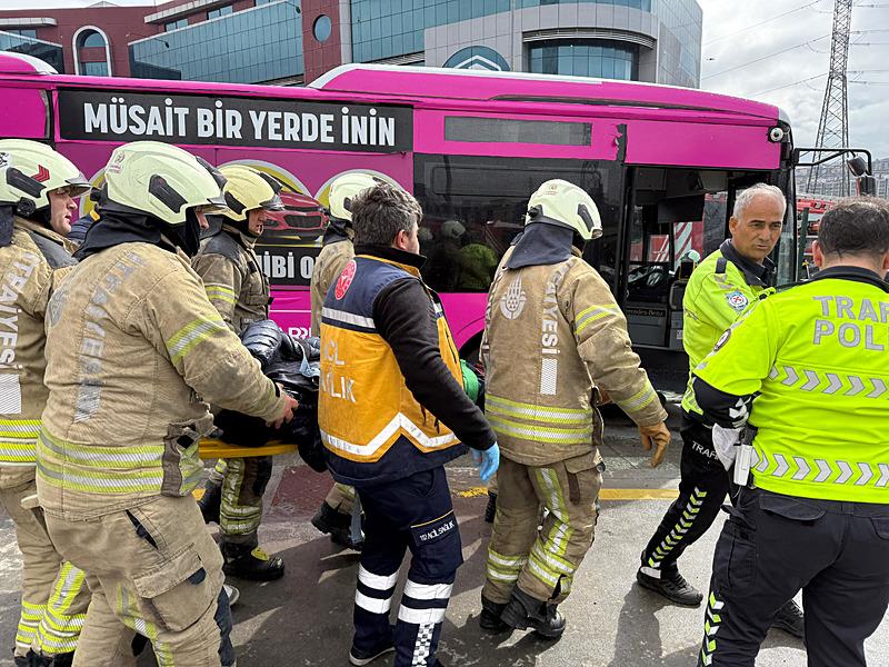 beylikduzunde-iki-metrobus-carpisti-yaralilar-var-1746884623041.jpeg