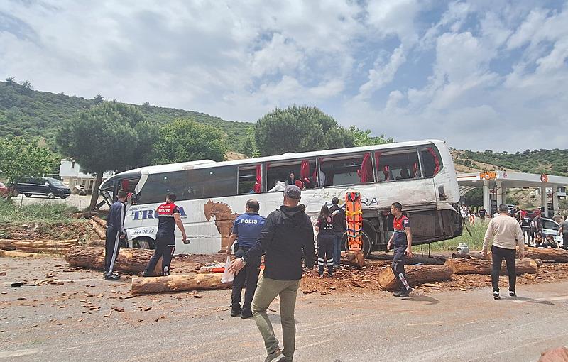 Çanakkale'de zincirleme kaza meydana geldi. (DHA)