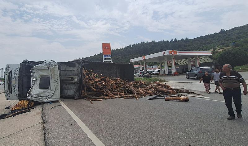 Çanakkale'de zincirleme kaza meydana geldi. (DHA)