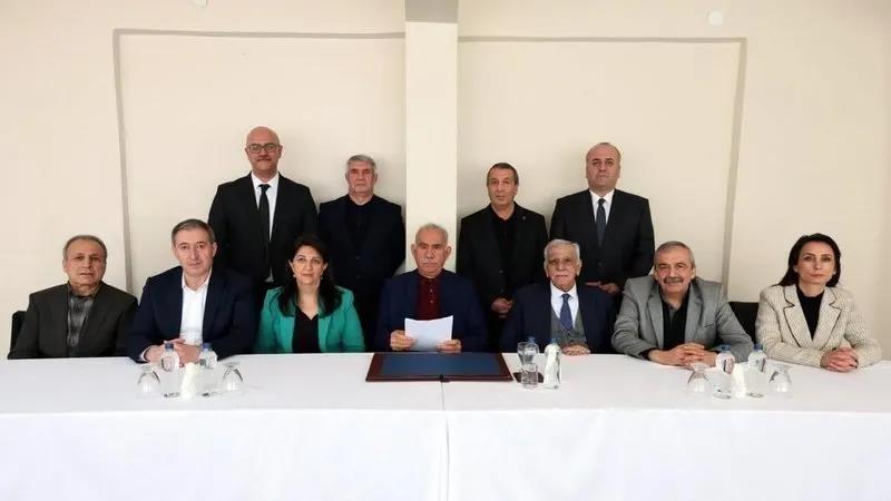 DEM Parti İmralı heyetinin PKK elebaşı Öcalan'a gerçekleştirdiği ziyarette çekilen fotoğraf (Takvim.com.tr Arşiv)
