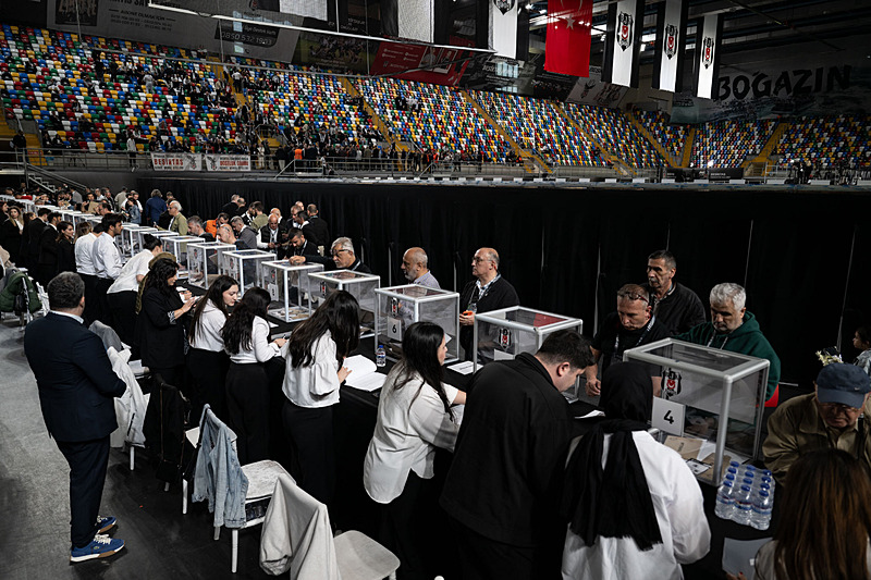 Beşiktaş'ta başkanlık seçimi için oy kullanıldı (AA)