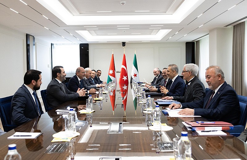 Dışişleri Bakanı Hakan Fidan (sağ 3), Ürdün Dışişleri Bakanı Eymen es-Safedi (sol 3) ve Suriye Dışişleri Bakanı Esad Hasan Şeybani (sol 2), Türkiye-Ürdün-Suriye Dışişleri Bakanları Toplantısı kapsamında Ankara'da bir araya geldi (AA)