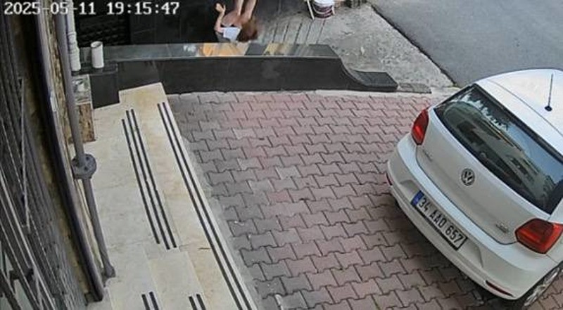 Bayrampaşa'da eski eşinin üzerine otomobilini sürdü. (DHA)